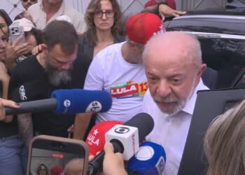 Antes de votar, Lula diz que nunca viu mobilização igual e chama Flávio Bolsonaro de mentiroso