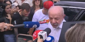 Antes de votar, Lula diz que nunca viu mobilização igual e chama Flávio Bolsonaro de mentiroso