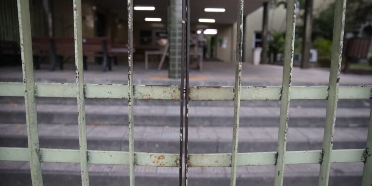 Locais de votação fecham portões às 17h; acompanhe as últimas notícias Locais de votação fecham portões às 17h; acompanhe as últimas notícias