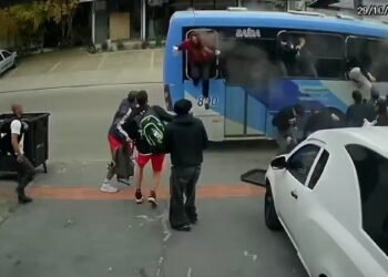 Passageiros quebram janelas e saem às pressas de ônibus em SC após princípio de incêndio; VÍDEO