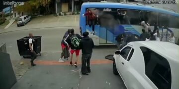 Passageiros quebram janelas e saem às pressas de ônibus em SC após princípio de incêndio; VÍDEO
