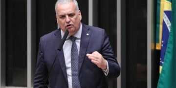 Candidato a vice de Flávio Bolsonaro aciona Justiça contra Tabata Amaral