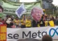 Manifestantes protestam em frente à sede da Meta em SP contra suposta interferência nas eleições