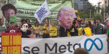 Manifestantes protestam em frente à sede da Meta em SP contra suposta interferência nas eleições