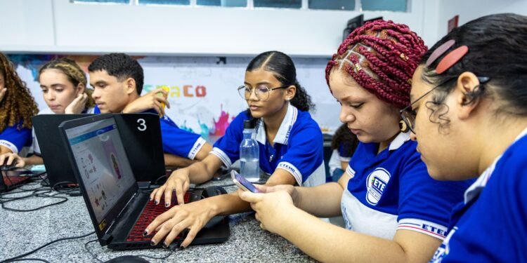 Pernambuco abre 12,4 mil vagas em escolas técnicas estaduais; veja como se inscrever