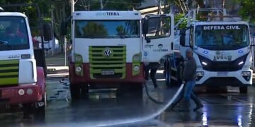 Rio Piracicaba recua para 4,95 metros e Defesa Civil faz operação de limpeza e retirada de lodo da Rua do Porto; veja Rio Piracicaba recua para 4,95 metros e Defesa Civil faz operação de limpeza e retirada de lodo da Rua do Porto; veja