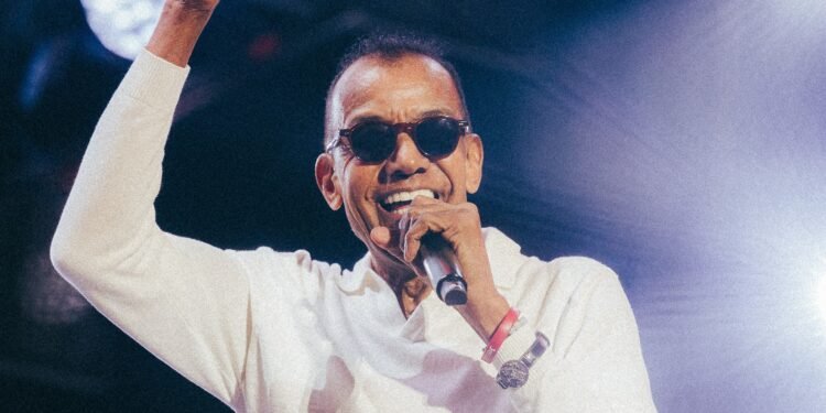 Jorge Ben Jor celebra carreira inigualável com samba, festa e emoção para estádio lotado