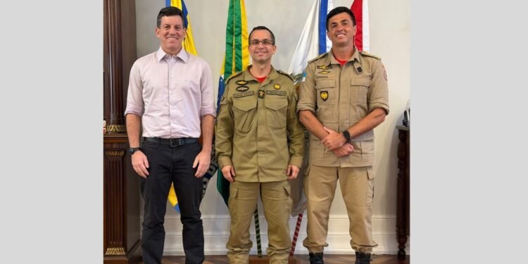 Prefeito Hingo Hammes anuncia coronel Vinícius Fernandes como novo secretário de Defesa Civil de Petrópolis Prefeito Hingo Hammes anuncia coronel Vinícius Fernandes como novo secretário de Defesa Civil de Petrópolis