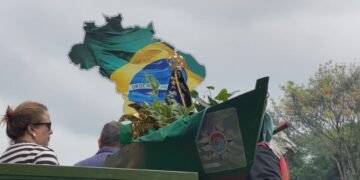 Procissão fluvial reúne embarcações e leva imagem de Nossa Senhora Aparecida em jangada ecológica no interior de SP