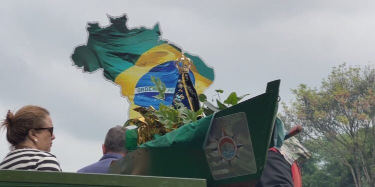 Procissão fluvial reúne embarcações e leva imagem de Nossa Senhora Aparecida em jangada ecológica no interior de SP