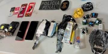 Policial penal e detento são presos por entrada de drogas e celulares em presídio de MT