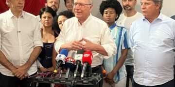 Flávio Bolsonaro ‘está dando uma desculpa’, diz Alckmin após Lula desafiar candidato do PL a liberar sigilo