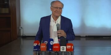 Alckmin diz que Flávio Bolsonaro fez 19 exigências e não quer abrir sigilo: ‘Vida pública é pública, tem que ser transparente’ Alckmin diz que Flávio Bolsonaro fez 19 exigências e não quer abrir sigilo: ‘Vida pública é pública, tem que ser transparente’