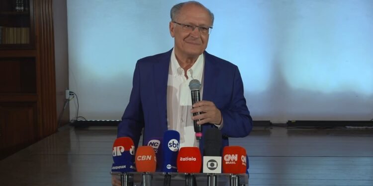 Alckmin diz que Flávio Bolsonaro fez 19 exigências e não quer abrir sigilo: ‘Vida pública é pública, tem que ser transparente’ Alckmin diz que Flávio Bolsonaro fez 19 exigências e não quer abrir sigilo: ‘Vida pública é pública, tem que ser transparente’