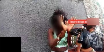 Relatório sobre vídeos de câmeras de PMs de megaoperação indica tortura, ameaças de morte e agressões a criminosos e moradores